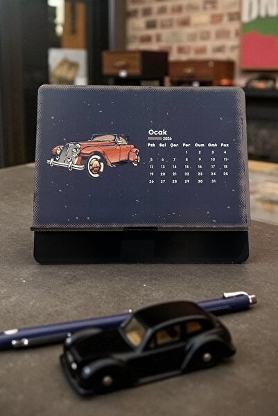 Printer X Studio 2026 Masa Takvimi 16x11 cm – Ahşap Standlı Retro Araba Temalı