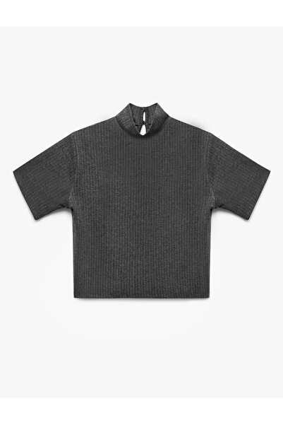 Koton Μπλουζάκι με κοντό μανίκι με γυαλιστερό γιακά με μεταλλική λεπτομέρεια από νήματα