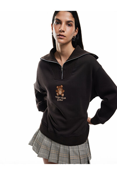 Koton سويت شيرت كبير الحجم مطرز على شكل دمية دب بأكمام طويلة وسحاب نصفي