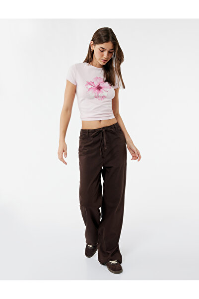 Koton Μπλουζάκι με κοντό μανίκι Slim Fit με λαιμόκοψη από βαμβακερό λουλουδάτο εμπριμέ