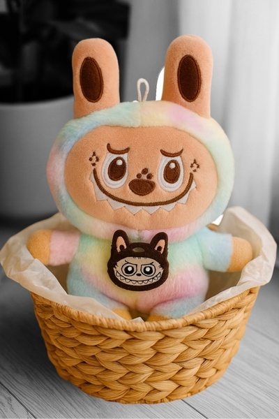 POLLYTOYS PELÜŞ OYUNCAKTA DÜNYA MARKASI Labubu Özel Seri Gökkuşağı 32 cm – Renkli & Koleksiyonluk Oyuncak