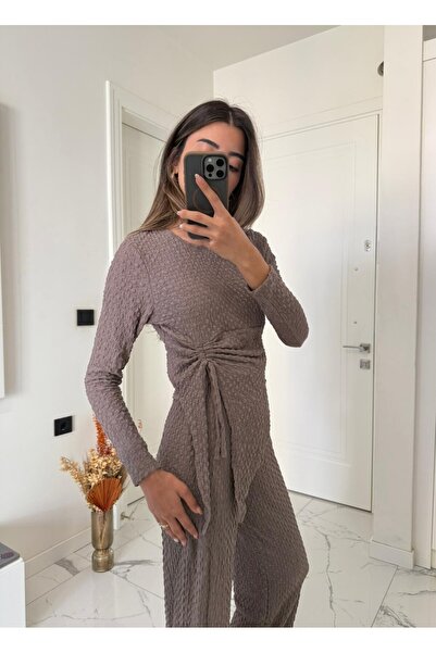 Butik طقم ملابس علوي وسفلي من قماش الغوفري المزموم غير المتماثل باللون البيج