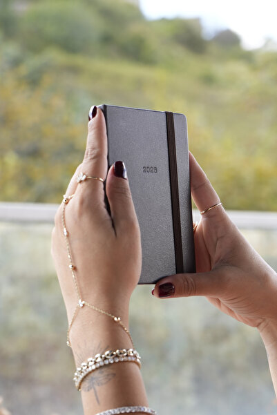 Victoria's Journals Classic 2026 Weekly Agenda A6 (9X14 cm) Hard Cover.