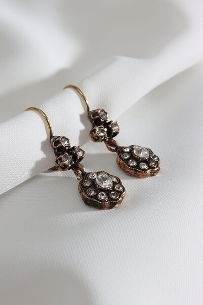 Süspüs Accessories TAŞ DETAYLI SALLANTILI KADIN OTANTİK KÜPE