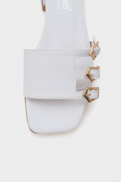 Capone Outfitters Γυναικείες παντόφλες Lesley με κοντό τακούνι, αμβλύ δάχτυλο με αγκράφα