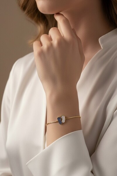 LA PERRY ACCESSORIES سوار ذهبي على شكل قدم من الزركون باللون الأبيض والأزرق ا...