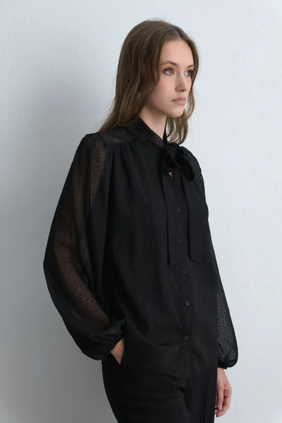 Gusto Puanlı Flok Fularlı Bluz - Siyah