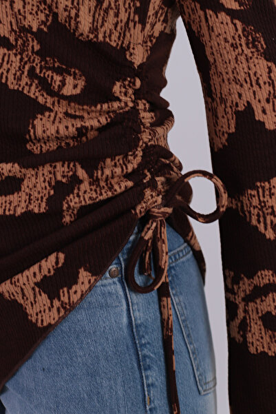 armonika Γυναικεία μπλούζα με μακρυμάνικο μπλουζάκι σε καφέ-μπεζ ασύμμετρο λαιμόκοψη με σχισμή στο κάτω μέρος της φούστας ARM-26K001022