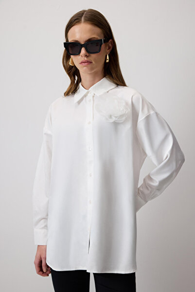 Touché Privé قميص مزين ببروش زهرة الأورجانزا