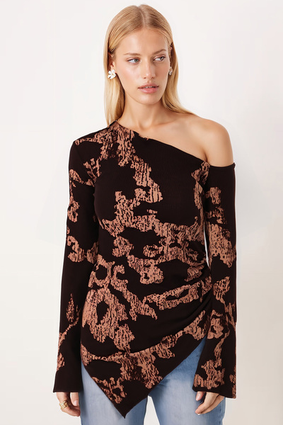 armonika Γυναικεία μπλούζα με μακρυμάνικο μπλουζάκι σε καφέ-μπεζ ασύμμετρο λαιμόκοψη με σχισμή στο κάτω μέρος της φούστας ARM-26K001022