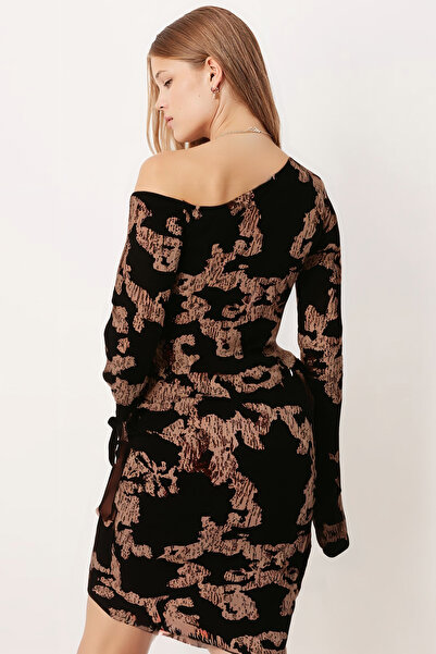 armonika Kadın Siyah-Bej Düşük Omuz Yandan Büzgülü Eteği Asimetrik Vücuda Oturan Elbise ARM-26K001041