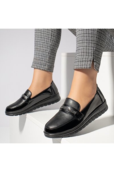 Modlet.ro Γυναικεία γυαλιστερά μαύρα casual παπούτσια με μεταλλικές λεπτομέρε...