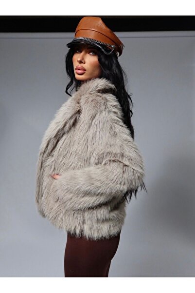 Pretty Women's coat made of organic fur