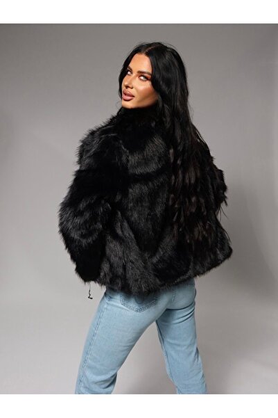 Pretty Women's coat made of organic fur