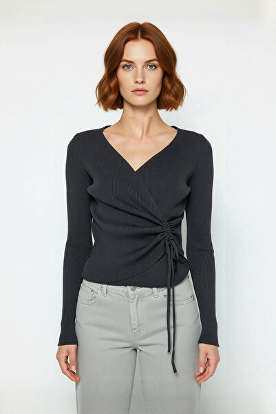 PayBuy Women's Fitted Double-Breasted Collar Lace-Up Knitwear Top Is a Stylish and Comfortable Choice for Modern Daily Outfits