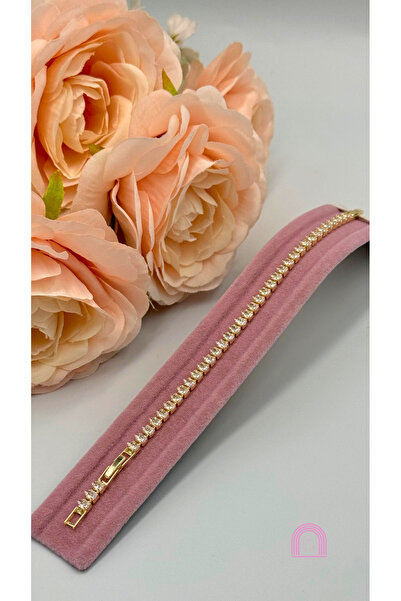 Moond Accessories سوار شوبينغ ذهبي اللون مرصع بالأحجار الكريمة على شكل مسار مائي