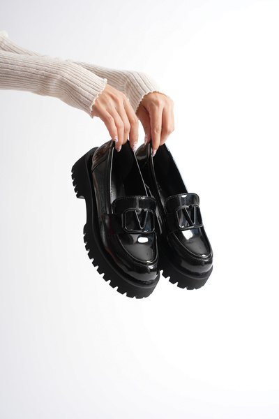 Adım Dünyası Rugan Kalın Tabanlı V Tokalı Kadın Loafer Şık ve Rahat Günlük Ayakkabı