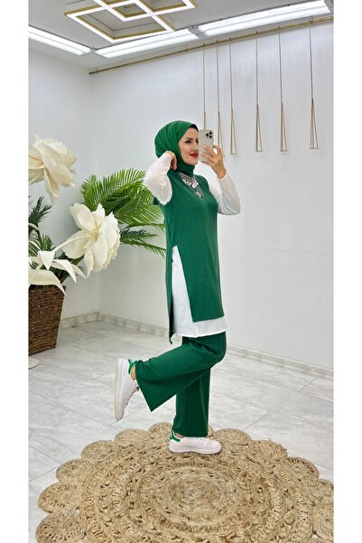 Kombinazon Leran Triple Emerald Set with Side Slits
