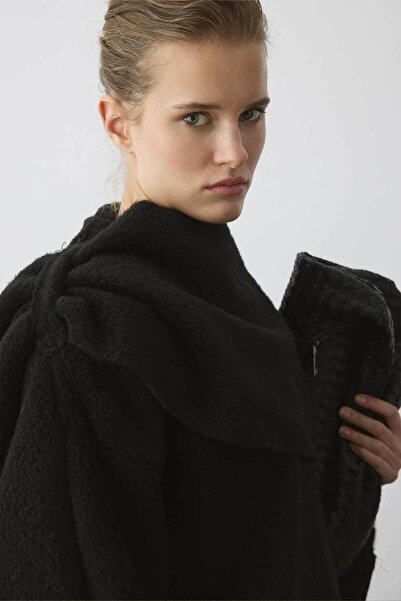 Hooopstore Μαύρο παλτό με ασύμμετρο κοψίματο και γιακά κάπας