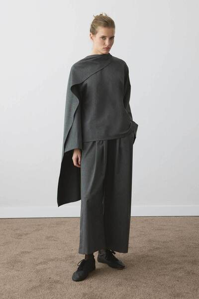 Hooopstore بلوزة أنثراسايت بتفاصيل عباءة غير متماثلة