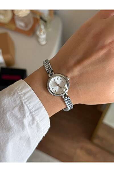 RoseandRoses ساعة يد نسائية من مارفا باجيت سو يو كوردون باللون الفضي والأبيض