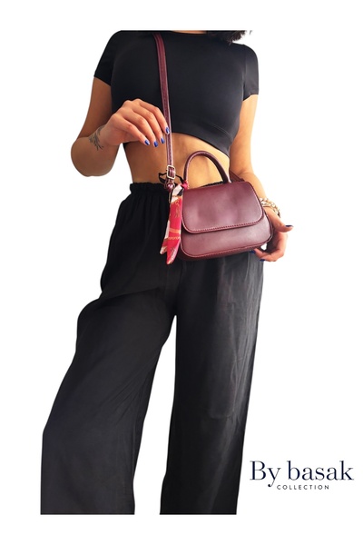 BY BASAK collection حقيبة باللون الأحمر الداكن مع تفاصيل ملفوفة للموسم الجديد، يمكن استخدامها بطريقتين