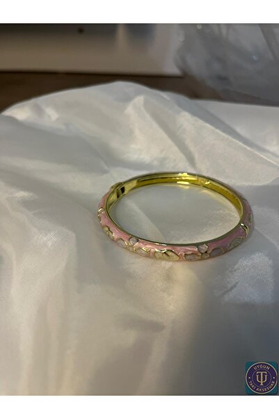 uyguntakıaksesuar سوار ذهبي منقوش بالمينا الوردية – تصميم رومانسي وأنيق