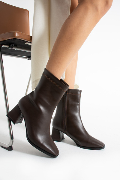 ELİSHA BUTİK حذاء نسائي بكعب عالٍ من كارمن بلون بني مع تفاصيل سحاب وطرف مسطح