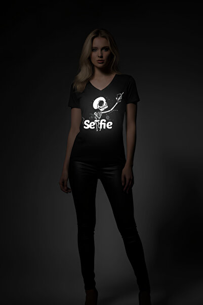 Angels Passion Tricou cu decolteu în V cu imprimeu schelet care face selfie cu reflectoare