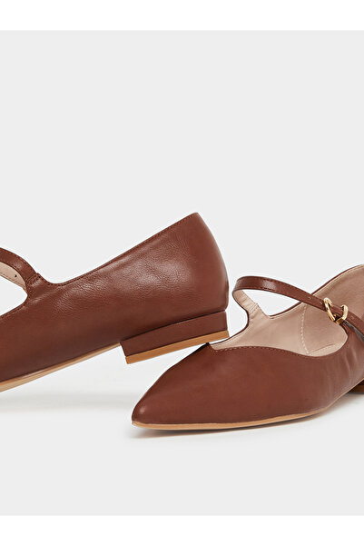 Raid By Styli Abha Pointed Toe Buckle Flat Shoes