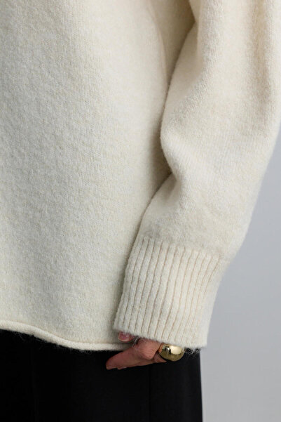 BE BLUE Ekru Knitted Sweater with Sewing Details