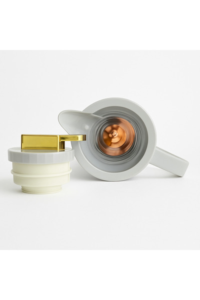 Host Keep your coffee hot in style! This 1-liter thermos is housed in a luxurious glass jug.