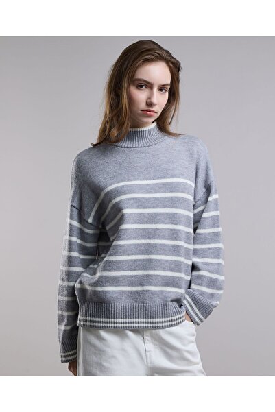 R&B Striped Sweater with High Neck and Long Sleeves