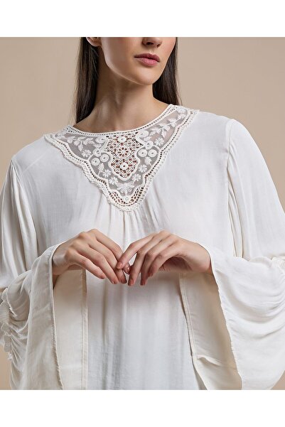 R&B Laced Top with Crew Neck and Flounce Sleeves