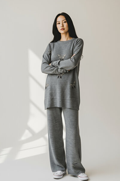 NEWCO Comfortable and Stylish Side Slit Knitwear Double Set Butterfly Motif Stone Embroidered Top and Pants