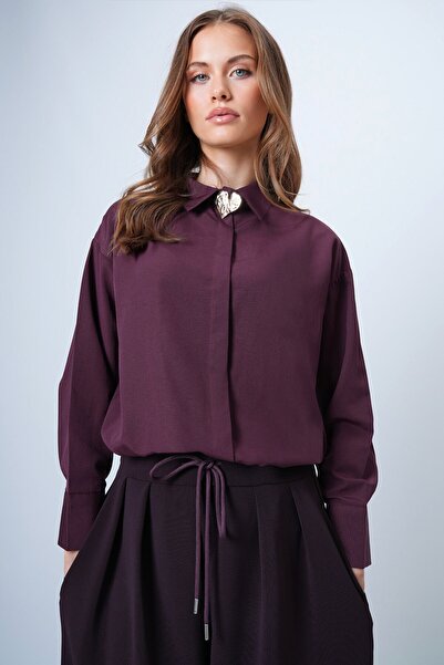 VAGGON Women's Plum Heart Brooch Detailed Wide Cuff Shirt Vs01316