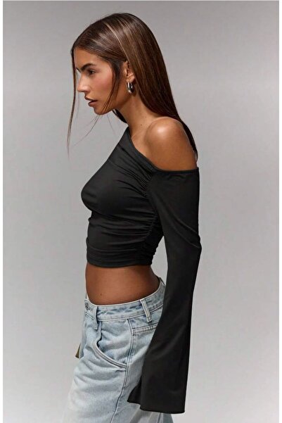 Linich&Co Bluză crop neagră elastică cu un singur umăr, decolteu asimetric, mânecă spaniolă