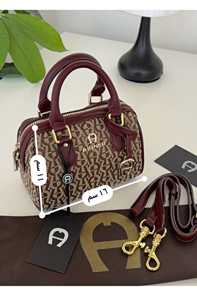 Generic Shoulder bag with accessories