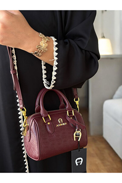 Generic Shoulder bag with accessories