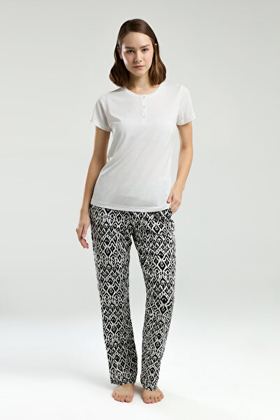 White Velvet Women's Viscose Fabric Buttoned Collar Short Sleeve Two-Piece Pajama Set with Socks as a Gift