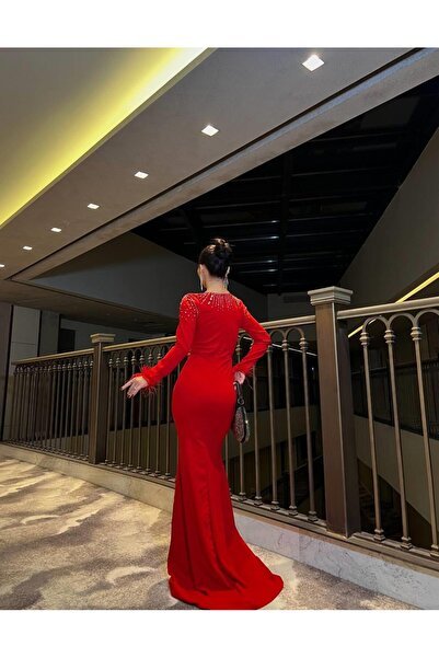 Modafeminen Stretchy Crepe Fabric Crew Neck Front Sleeve Stone Embellished Sleeve Feather Detailed Evening Dress 583085 Red