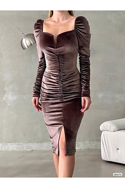 Modafeminen Βραδινό φόρεμα με βελούδινο ύφασμα με χαμηλό στήθος και ανοιχτή π...