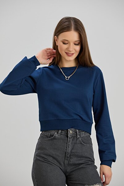 Sortie Hanorac crop pentru femei cu guler rotund, din două fire, culoare indigo.