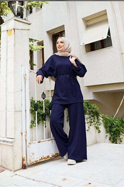 Bahar Altundemir طقم نسائي من قطعتين من القطن باللون الأزرق الداكن مع حزام وس...