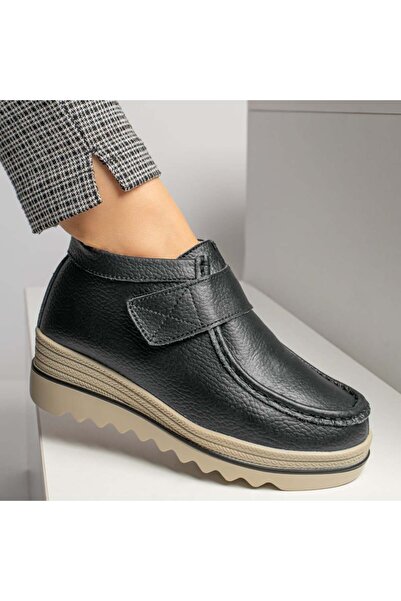 Modlet.ro Women's black platform boots with hook-and-loop closure made of lea...