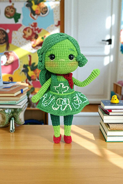 Amigurumi Yeşil Kız El Yapımı 21cm – Pamuk İpli, Kaliteli Dekoratif Oyuncak