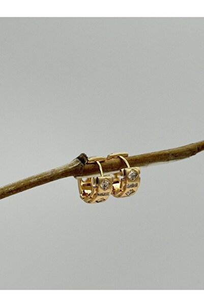 AUBRA أقراط مرصعة بأحجار الزركون الهندسية – مطلية باللون الوردي