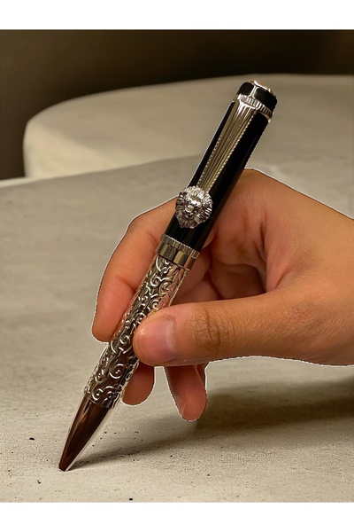 NEW STYLE A stylish and modern ballpoint pen with a lion-shaped design and clip for those who love distinction.