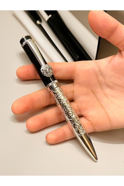 NEW STYLE A stylish and modern ballpoint pen with a lion-shaped design and clip for those who love distinction.