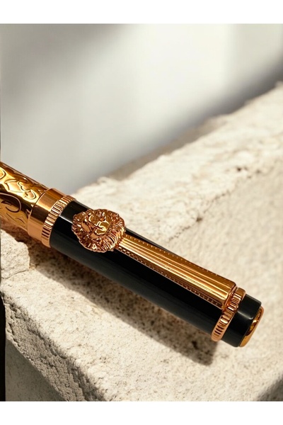 NEW STYLE A stylish and modern ballpoint pen with a lion-shaped design and clip for those who love distinction.